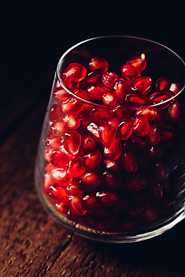 포토 JPG 해외이미지 잔 실내 사람없음 석류 나무탁자 석류알 해외포토 식기 과일 탁자 내부 파일형식 이미지허브