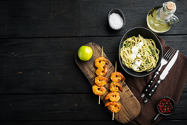 포토 JPG 해외이미지 접시 포크 채소 치즈 새우 스파게티 사람없음 식탁보 꼬치 나이프 올리브오일 소금 라임 새우구이 통후추 카피스페이스 해외포토 식기 과일 유제품 파스타 갑각류 공백 칼 기름_음식 구이 후추 파일형식 이미지허브