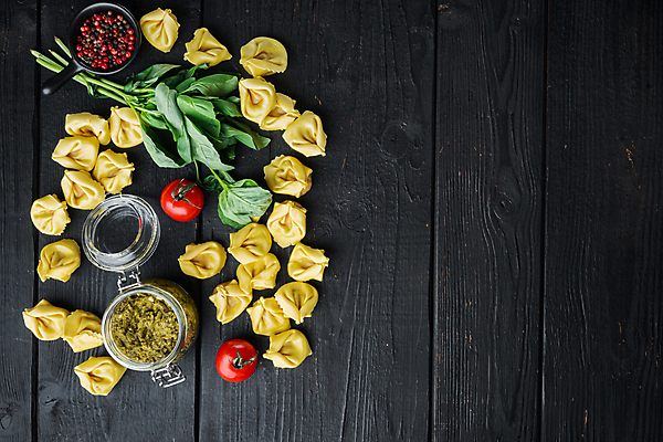 포토 JPG 해외이미지 방울토마토 검은배경 실내 사람없음 이탈리아음식 바질 라비올리 카피스페이스 페스토 해외포토 백그라운드 토마토 서양음식 내부 검은색 공백 소스_음식 파일형식 이미지허브