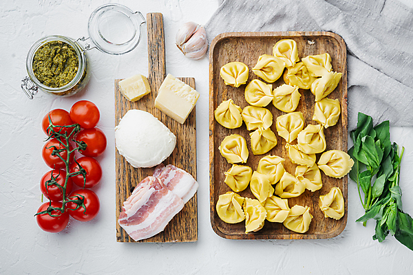 포토 JPG 해외이미지 방울토마토 치즈 실내 사람없음 이탈리아음식 천 흰배경 베이컨 버터 바질 나무도마 나무쟁반 라비올리 페스토 해외포토 백그라운드 토마토 유제품 도마 쟁반 서양음식 돼지고기 내부 목재 흰색 직물 소스_음식 파일형식 이미지허브