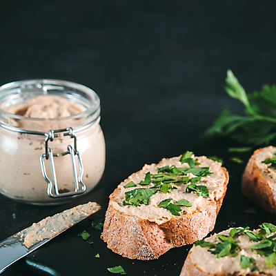포토 JPG 해외이미지 조각 검은배경 파슬리 사람없음 병 바게트 잼나이프 카피스페이스 스프레드 해외포토 식기 음식 빵 백그라운드 채소 검은색 공백 나이프 파일형식 이미지허브