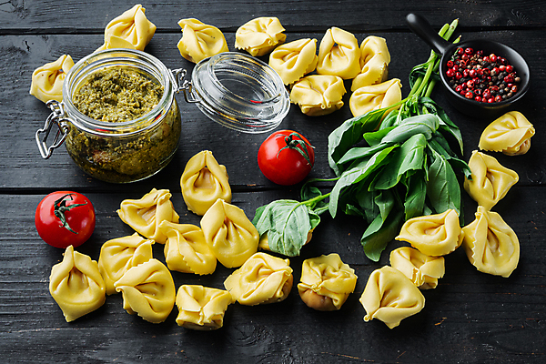 포토 JPG 해외이미지 방울토마토 검은배경 실내 사람없음 이탈리아음식 바질 라비올리 통후추 페스토 나무배경 해외포토 백그라운드 토마토 서양음식 내부 검은색 소스_음식 후추 파일형식 이미지허브