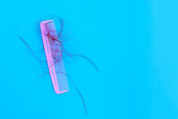 포토 JPG 해외이미지 실내 사람없음 머리카락 머리빗 오브젝트 파란배경 탈모 숱 해외포토 백그라운드 내부 파란색 머리 미용용품 증상 파일형식 이미지허브