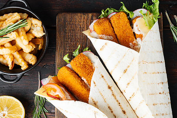 포토 JPG 해외이미지 검은배경 실내 샌드위치 사람없음 감자튀김 레몬 나무도마 생선튀김 토르티야 해외포토 음식 백그라운드 과일 감자 도마 내부 목재 검은색 튀김 파일형식 이미지허브