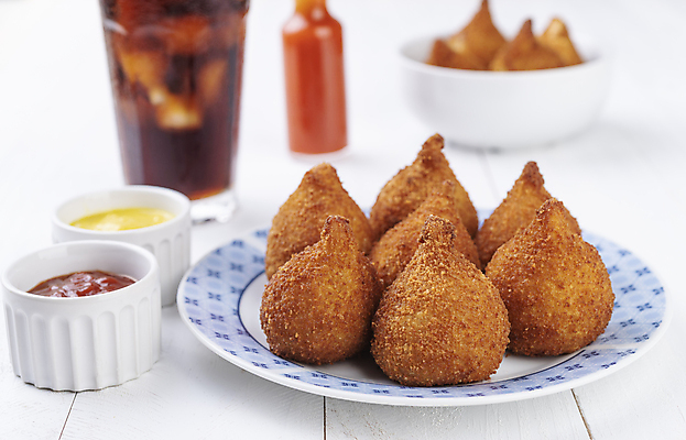 포토 JPG 해외이미지 전통 접시 음식 손가락 요리 사람없음 식사 저녁식사 치킨 튀김 황금 맛 케첩 머스터드 후추 브라질 점심식사 폭식 소다 입가심 핸드메이드 브라질사람 해외포토 식기 손 컨셉 소스_음식 남아메리카 향신료 닭고기요리 파일형식 이미지허브