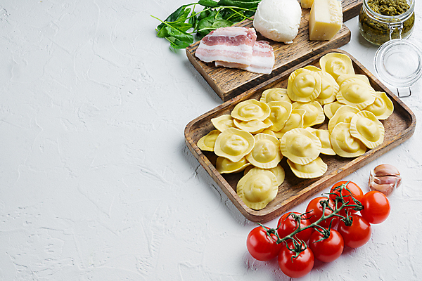 포토 JPG 해외이미지 방울토마토 치즈 실내 마늘 사람없음 이탈리아음식 흰배경 베이컨 바질 나무도마 나무쟁반 라비올리 카피스페이스 페스토 해외포토 백그라운드 토마토 채소 유제품 도마 쟁반 서양음식 돼지고기 내부 목재 공백 흰색 소스_음식 파일형식 이미지허브