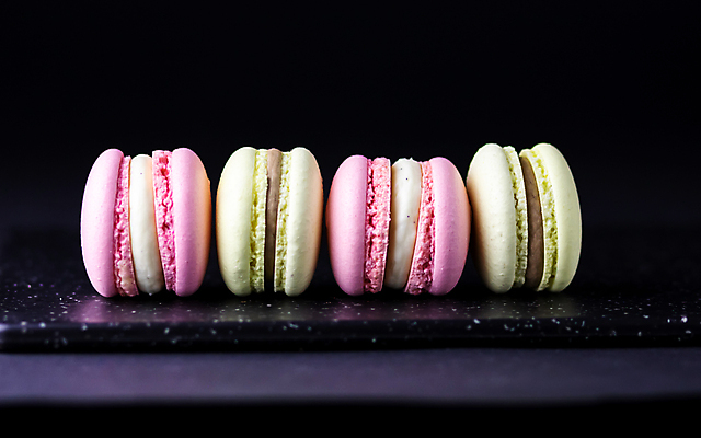 포토 JPG 해외이미지 검은배경 디저트 실내 사람없음 달콤 일렬 마카롱 돌판 해외포토 음식 백그라운드 내부 검은색 돌_바위 맛 파일형식 이미지허브