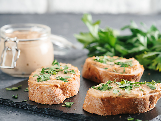 포토 JPG 해외이미지 빵 조각 탁자 파슬리 사람없음 아웃포커스 병 바게트 석판 카피스페이스 스프레드 해외포토 식기 음식 가구 채소 촬영기법 공백 파일형식 이미지허브