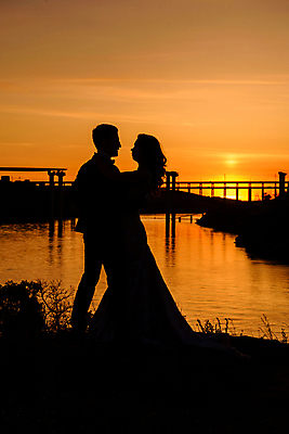 포토 JPG 해외이미지 전신 커플 여자 남자 행복 실루엣 바다 휴가 성인 야외 두명 일몰 춤 성인만 해외포토 감정 관계 문화예술 촬영기법 사람 노을 파일형식 이미지허브