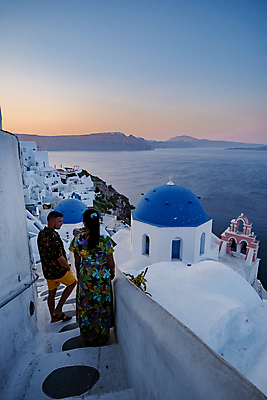 포토 JPG 해외이미지 전신 부부 여자 남자 바다 여행 하늘 함께함 사랑 성인 두명 건물 옆모습 마주보기 걷기 계단 마을 신혼여행 산토리니 성인만 해외포토 건축물 커플 감정 뷰포인트 결혼 컨셉 모션 사람 그리스 파일형식 이미지허브