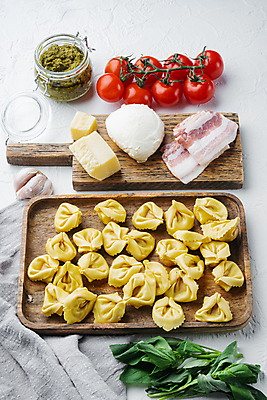 포토 JPG 해외이미지 방울토마토 치즈 실내 사람없음 이탈리아음식 흰배경 베이컨 바질 나무도마 나무쟁반 라비올리 페스토 해외포토 백그라운드 토마토 유제품 도마 쟁반 서양음식 돼지고기 내부 목재 흰색 소스_음식 파일형식 이미지허브