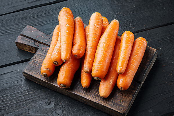 포토 JPG 해외이미지 검은배경 사람없음 당근 나무도마 해외포토 백그라운드 뿌리채소 도마 목재 검은색 파일형식 이미지허브