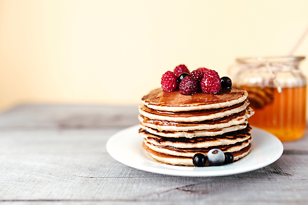 포토 JPG 해외이미지 접시 탁자 디저트 실내 사람없음 달콤 블루베리 산딸기 꿀 팬케이크 해외포토 식기 음식 가구 과일 내부 케이크 맛 파일형식 이미지허브