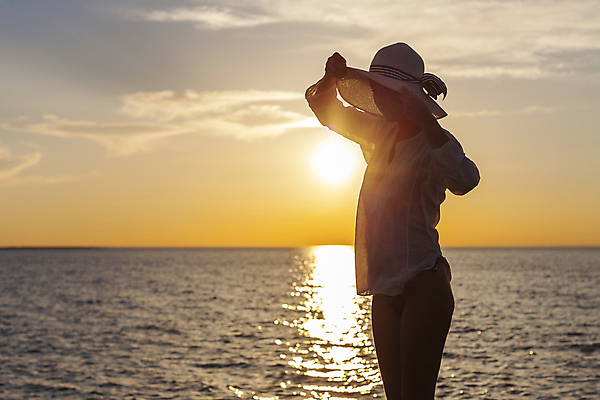 포토 JPG 해외이미지 여자 실루엣 바다 여행 한명 서기 상반신 성인 해변 야외 옆모습 햇빛 황혼 일몰 잡기 성인여자한명만 해외포토 1 뷰포인트 모션 촬영기법 사람 태양 노을 여자한명만 성인여자만 파일형식 이미지허브