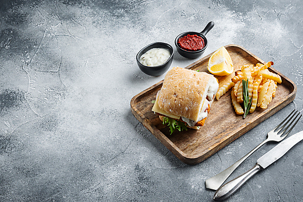 포토 JPG 해외이미지 회색배경 실내 샌드위치 사람없음 감자튀김 햄버거 소스 레몬 나무쟁반 생선튀김 카피스페이스 해외포토 음식 백그라운드 과일 감자 패스트푸드 쟁반 내부 목재 공백 회색 튀김 양념 파일형식 이미지허브