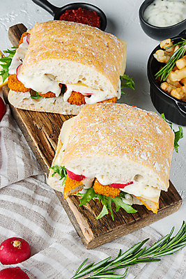 포토 JPG 해외이미지 실내 샌드위치 사람없음 햄버거 흰배경 로즈메리 나무도마 생선튀김 해외포토 음식 백그라운드 도마 패스트푸드 내부 목재 튀김 흰색 허브 파일형식 이미지허브