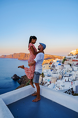 포토 JPG 해외이미지 전신 부부 여자 남자 바다 여행 안기 하늘 함께함 사랑 성인 두명 건물 옆모습 마주보기 마을 신혼여행 옥상 산토리니 다리들기 성인만 해외포토 건축물 커플 감정 뷰포인트 결혼 컨셉 모션 사람 그리스 파일형식 이미지허브
