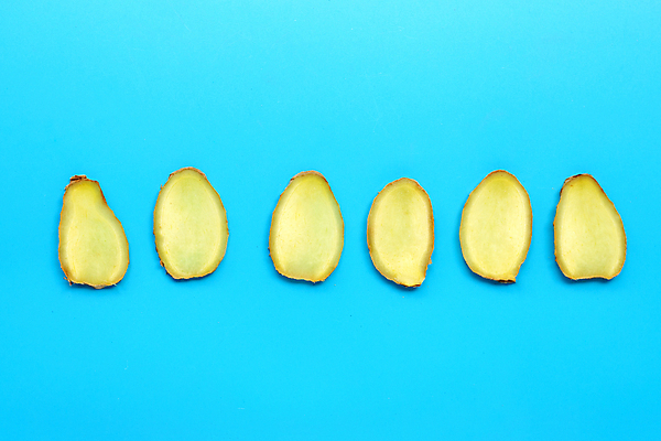 포토 JPG 해외이미지 단면 실내 사람없음 여러개 파란배경 슬라이스 일렬 생강 해외포토 다수 백그라운드 채소 내부 파란색 파일형식 이미지허브