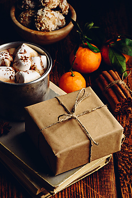 포토 JPG 해외이미지 빵 귤 실내 따뜻함 사람없음 책 선물상자 머그컵 달콤 감성 코코아 마시멜로우 나무그릇 나무탁자 시나몬스틱 해외포토 그릇 음료 음식 컨셉 과일 탁자 디저트 선물 내부 목재 컵 상자 맛 시나몬 파일형식 이미지허브