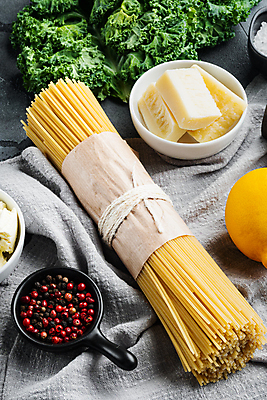 포토 JPG 해외이미지 식재료 회색배경 치즈 실내 파슬리 사람없음 레몬 스파게티면 통후추 파스타면 해외포토 백그라운드 채소 과일 유제품 파스타 내부 회색 면류 후추 파일형식 이미지허브