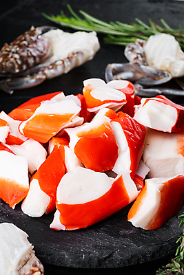 포토 JPG 해외이미지 식재료 검은배경 실내 사람없음 아웃포커스 게 신선 로즈메리 맛살 돌접시 해외포토 접시 음식 백그라운드 촬영기법 갑각류 내부 검은색 허브 파일형식 이미지허브