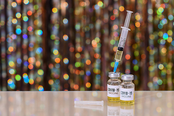 포토 JPG 해외이미지 주사기 사람없음 아웃포커스 바이러스 예방 보케 주사약 꽂음 백신 예방접종 코로나바이러스 해외포토 의학 의료기기 촬영기법 약 접종 파일형식 이미지허브