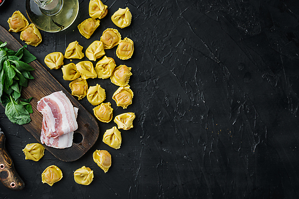 포토 JPG 해외이미지 검은배경 도마 실내 사람없음 이탈리아음식 올리브오일 베이컨 바질 나무도마 라비올리 카피스페이스 해외포토 백그라운드 주방용품 서양음식 돼지고기 내부 목재 검은색 공백 기름_음식 파일형식 이미지허브