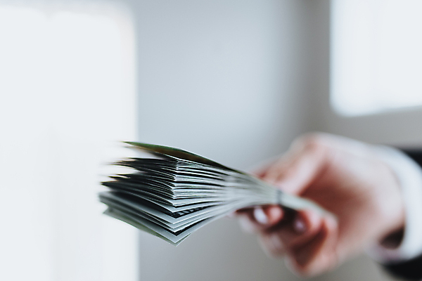 포토 JPG 해외이미지 1 손 종이 백그라운드 컨셉 셔츠 지폐 돈 비즈니스 성공 실내 사람 정장 사람없음 금융 경제 쇼핑 쌓기 달러 미국 저축 잡기 재산 소프트포커스 심볼 보따리 투자 결제 흙더미 계산서 욕심 월급 대출 빚 고립 세금 수입 해외포토 옷 상의 북아메리카 모션 촬영기법 내부 신체부위 흙 파일형식 더미 이미지허브