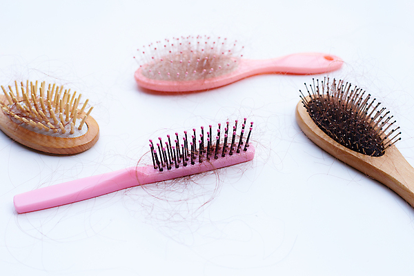 포토 JPG 해외이미지 실내 사람없음 머리카락 머리빗 오브젝트 흰배경 탈모 숱 해외포토 백그라운드 내부 머리 흰색 미용용품 증상 파일형식 이미지허브