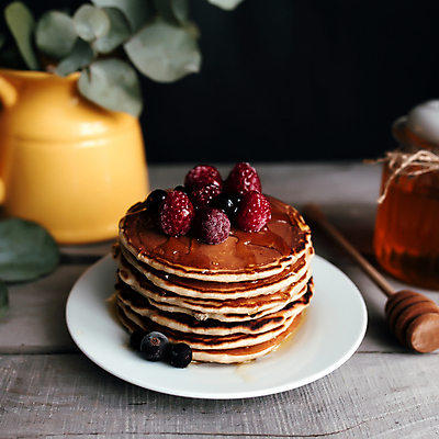 포토 JPG 해외이미지 접시 탁자 디저트 실내 사람없음 노란색 꽃병 달콤 블루베리 산딸기 꿀 팬케이크 유칼립투스 해외포토 식물 식기 꽃 음식 컬러 가구 과일 내부 케이크 맛 파일형식 이미지허브