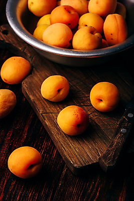 포토 JPG 해외이미지 실내 사람없음 담기 나무도마 살구 믹싱볼 해외포토 그릇 과일 모션 도마 내부 목재 파일형식 이미지허브