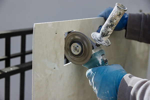 포토 JPG 해외이미지 주간 손 남자 실내 한명 들기 사람 성인 야외 목재 아웃포커스 신체부위 건설현장 전기톱 절단기 철제난간 성인남자한명만 건설근로자 해외포토 자연요소 나무 직업 1 재료 모션 건설업 촬영기법 내부 기계 톱 남자한명만 성인남자만 파일형식 이미지허브