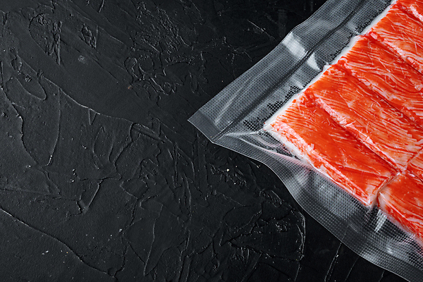 포토 JPG 해외이미지 식재료 검은배경 실내 사람없음 하이앵글 신선 맛살 비닐포장 진공 카피스페이스 진공포장 해외포토 음식 뷰포인트 백그라운드 포장 내부 검은색 공백 파일형식 이미지허브