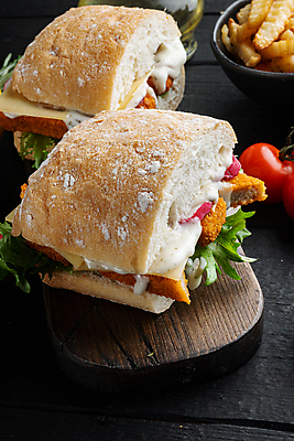 포토 JPG 해외이미지 방울토마토 검은배경 실내 샌드위치 사람없음 햄버거 나무도마 생선튀김 해외포토 음식 백그라운드 토마토 도마 패스트푸드 내부 목재 검은색 튀김 파일형식 이미지허브