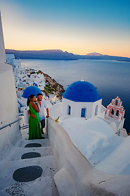 포토 JPG 해외이미지 전신 부부 여자 남자 바다 여행 허리손 안기 하늘 함께함 사랑 성인 두명 건물 옆모습 계단 마을 노을 신혼여행 산토리니 성인만 해외포토 자연요소 건축물 커플 감정 뷰포인트 포즈 결혼 컨셉 모션 사람 그리스 파일형식 이미지허브
