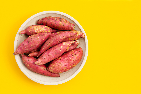 포토 JPG 해외이미지 실내 사람없음 여러개 담기 고구마 나무그릇 노란배경 해외포토 그릇 다수 백그라운드 모션 뿌리채소 내부 목재 노란색 파일형식 이미지허브