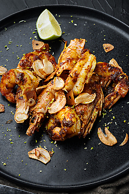 포토 JPG 해외이미지 접시 백그라운드 검은배경 새우 마늘 근접촬영 사람없음 라임 새우구이 해외포토 식기 뷰포인트 채소 과일 갑각류 검은색 구이 파일형식 이미지허브