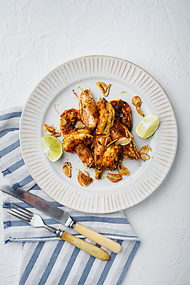 포토 JPG 해외이미지 접시 포크 새우 사람없음 식탁보 나이프 흰배경 라임 새우구이 해외포토 식기 백그라운드 과일 갑각류 흰색 칼 구이 파일형식 이미지허브