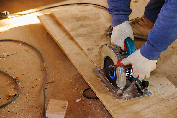 포토 JPG 해외이미지 주간 손 실내 들기 야외 목재 신체부위 건설현장 전기톱 절단기 건설근로자 해외포토 자연요소 나무 직업 재료 모션 건설업 사람 내부 기계 톱 파일형식 이미지허브