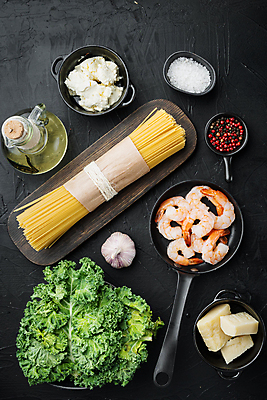 포토 JPG 해외이미지 식재료 검은배경 치즈 새우 실내 사람없음 하이앵글 프라이팬 올리브오일 소금 나무도마 스파게티면 통후추 파스타면 해외포토 뷰포인트 백그라운드 주방용품 유제품 도마 파스타 갑각류 내부 목재 검은색 면류 기름_음식 후추 파일형식 이미지허브