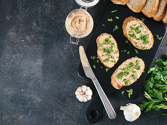 포토 JPG 해외이미지 빵 조각 검은배경 도마 파슬리 마늘 사람없음 하이앵글 병 바게트 잼나이프 카피스페이스 스프레드 해외포토 식기 음식 뷰포인트 백그라운드 채소 주방용품 검은색 공백 나이프 파일형식 이미지허브