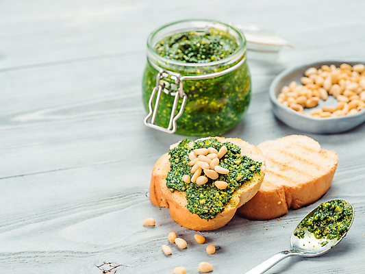 포토 JPG 해외이미지 사람없음 숟가락 양념 병 바게트 흰배경 슬라이스 잣 바질 브루스케타 카피스페이스 스프레드 해외포토 식기 음식 빵 백그라운드 수저 공백 견과류 흰색 파일형식 이미지허브