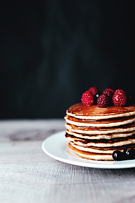 포토 JPG 해외이미지 접시 탁자 디저트 실내 사람없음 달콤 블루베리 산딸기 꿀 팬케이크 해외포토 식기 음식 가구 과일 내부 케이크 맛 파일형식 이미지허브