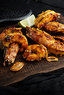 포토 JPG 해외이미지 백그라운드 새우 마늘 근접촬영 사람없음 나이프 그릴 라임 나무도마 새우구이 해외포토 식기 뷰포인트 채소 과일 주방용품 도마 갑각류 목재 칼 구이 파일형식 이미지허브