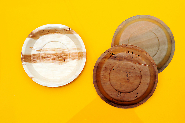 포토 JPG 해외이미지 실내 사람없음 노란배경 친환경제품 야자수잎접시 해외포토 접시 백그라운드 내부 노란색 친환경 파일형식 이미지허브