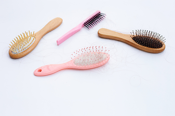 포토 JPG 해외이미지 실내 사람없음 머리카락 머리빗 오브젝트 흰배경 탈모 해외포토 백그라운드 내부 머리 흰색 미용용품 증상 파일형식 이미지허브