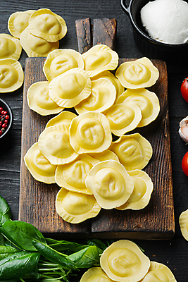 포토 JPG 해외이미지 검은배경 실내 사람없음 이탈리아음식 바질 나무도마 라비올리 모짜렐라치즈 해외포토 백그라운드 치즈 도마 서양음식 내부 목재 검은색 파일형식 이미지허브