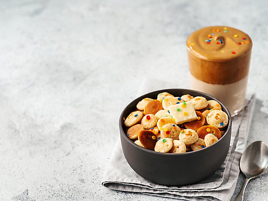 포토 JPG 해외이미지 회색배경 디저트 한국 요리 사람없음 유행 숟가락 시리얼 천 버터 팬케이크 인기 카피스페이스 달고나라떼 해외포토 아시아 커피 음식 백그라운드 수저 케이크 공백 회색 직물 파일형식 이미지허브