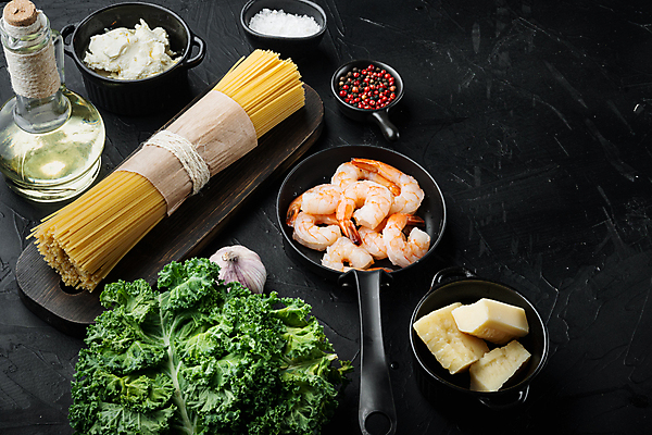 포토 JPG 해외이미지 식재료 검은배경 치즈 새우 실내 사람없음 올리브오일 나무도마 스파게티면 통후추 파스타면 해외포토 백그라운드 유제품 도마 파스타 갑각류 내부 목재 검은색 면류 기름_음식 후추 파일형식 이미지허브