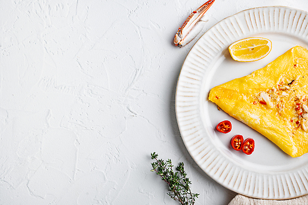 포토 JPG 해외이미지 접시 음식 고추 사람없음 하이앵글 계란 흰색 계란요리 레몬 허브 오믈렛 집게발 카피스페이스 해외포토 식물 식기 뷰포인트 컬러 채소 과일 요리 알 공백 파일형식 이미지허브